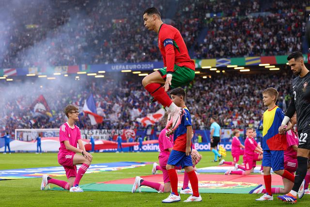 Ronaldo e o seu salto na entrada para o relvado