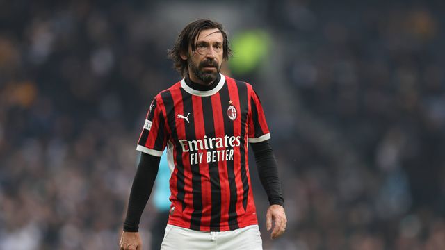 Os anos passam, a classe continua lá: que golaço de Andrea Pirlo!