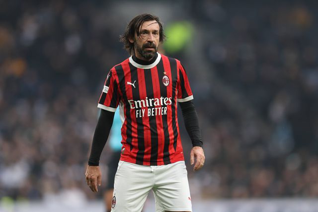 Os anos passam, a classe continua lá: que golaço de Andrea Pirlo!