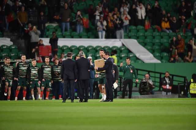 Cristiano Ronaldo apressa homenagem antes do Portugal-Dinamarca (vídeo)