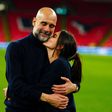 Guardiola celebra com a filha em Wembley e deixa futuro no ar (fotos)