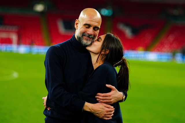 Guardiola celebra com a filha em Wembley e deixa futuro no ar (fotos)