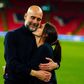 Guardiola celebra com a filha em Wembley e deixa futuro no ar (fotos)