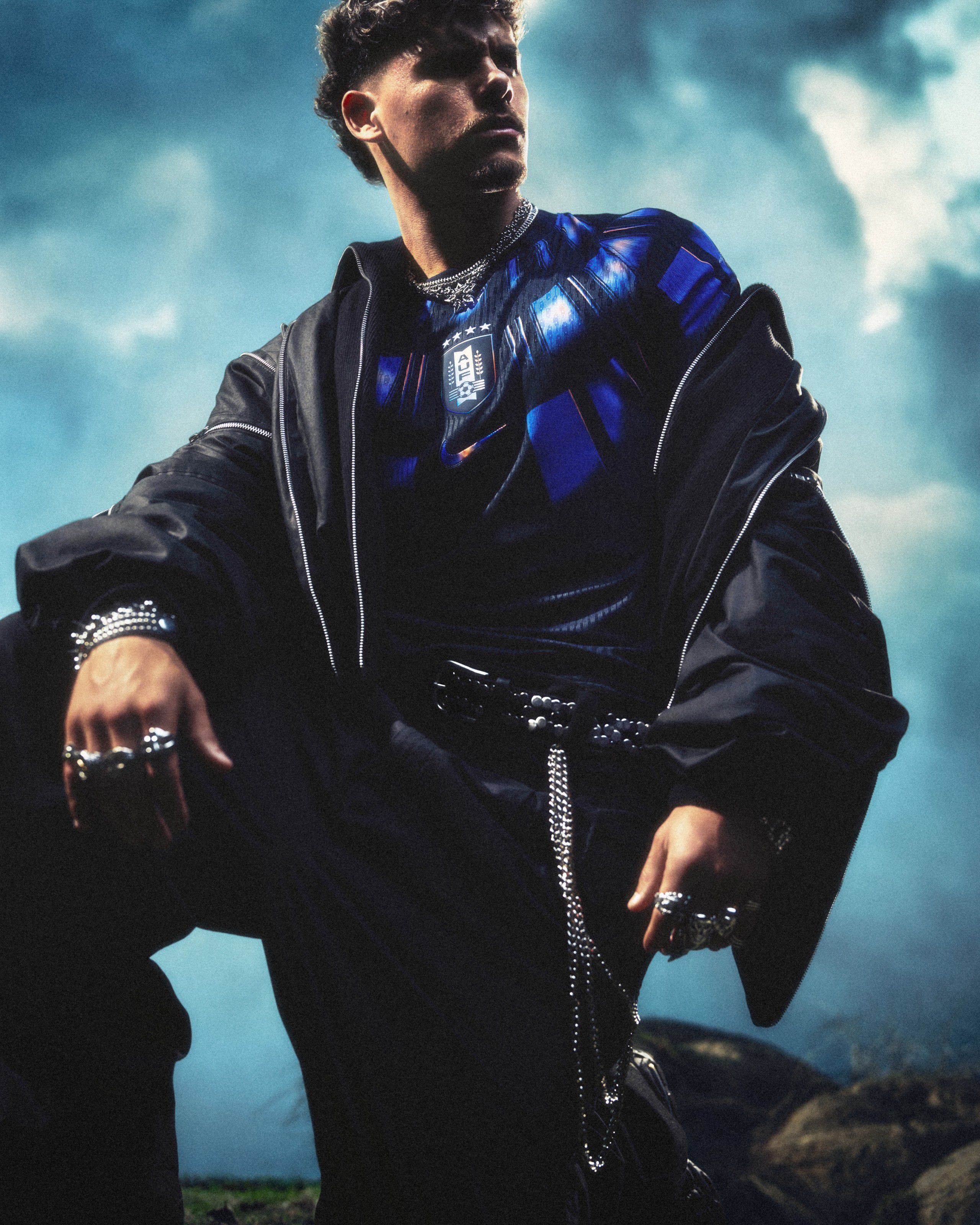 Maxi Araújo com o equipamento alternativo do Uruguai - Nike