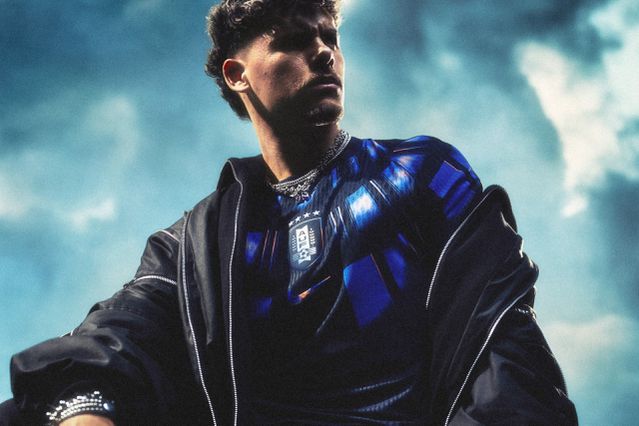 Maxi Araújo com o equipamento alternativo do Uruguai - Nike