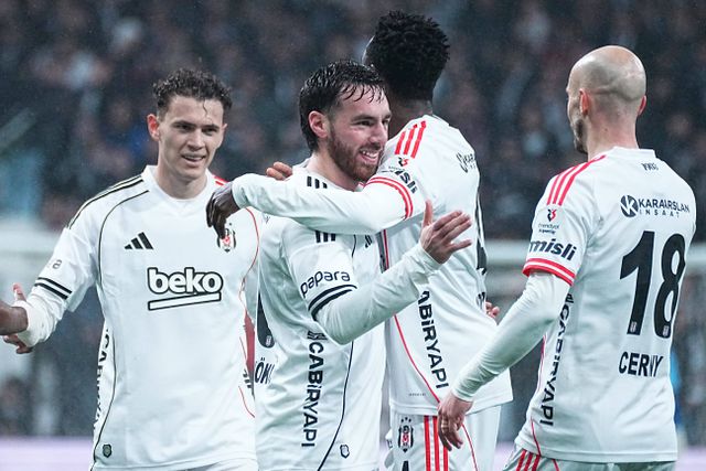 Orkun Kokçu, capitão do Besiktas, a ser abraçado pelos seus colegas