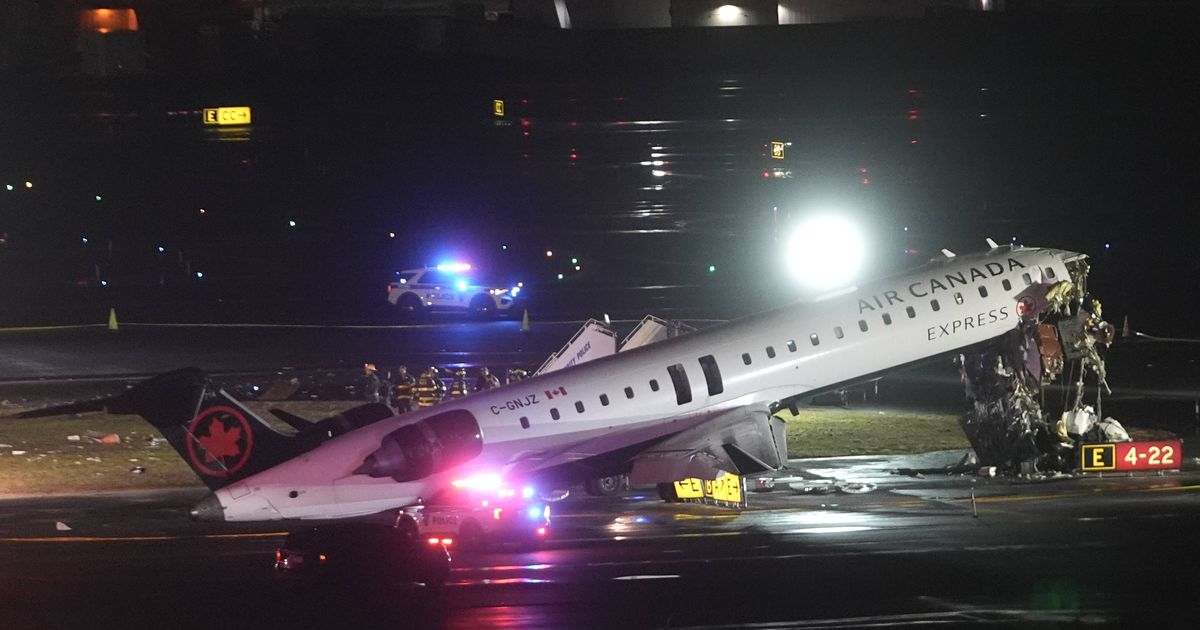 Colisão fatal entre avião e camião dos bombeiros em aeroporto de Nova Iorque
