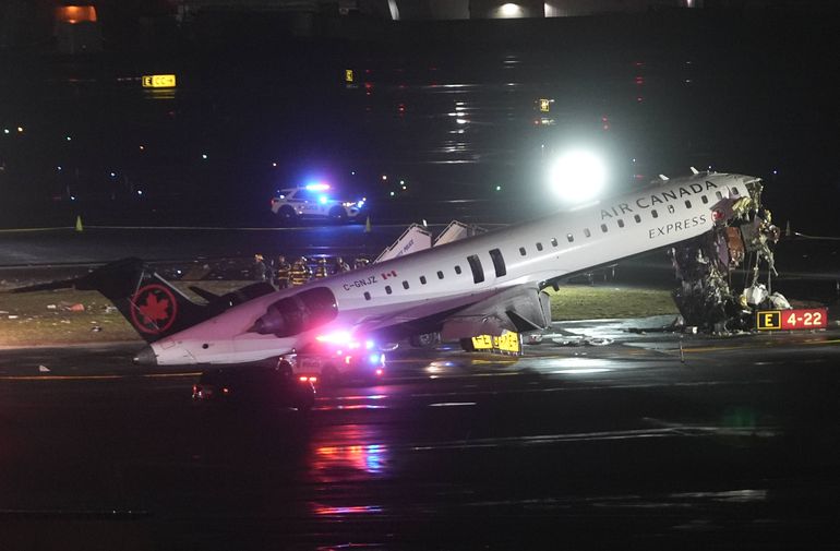 Avião da Air Canada ficou com a parte dianteira destruída