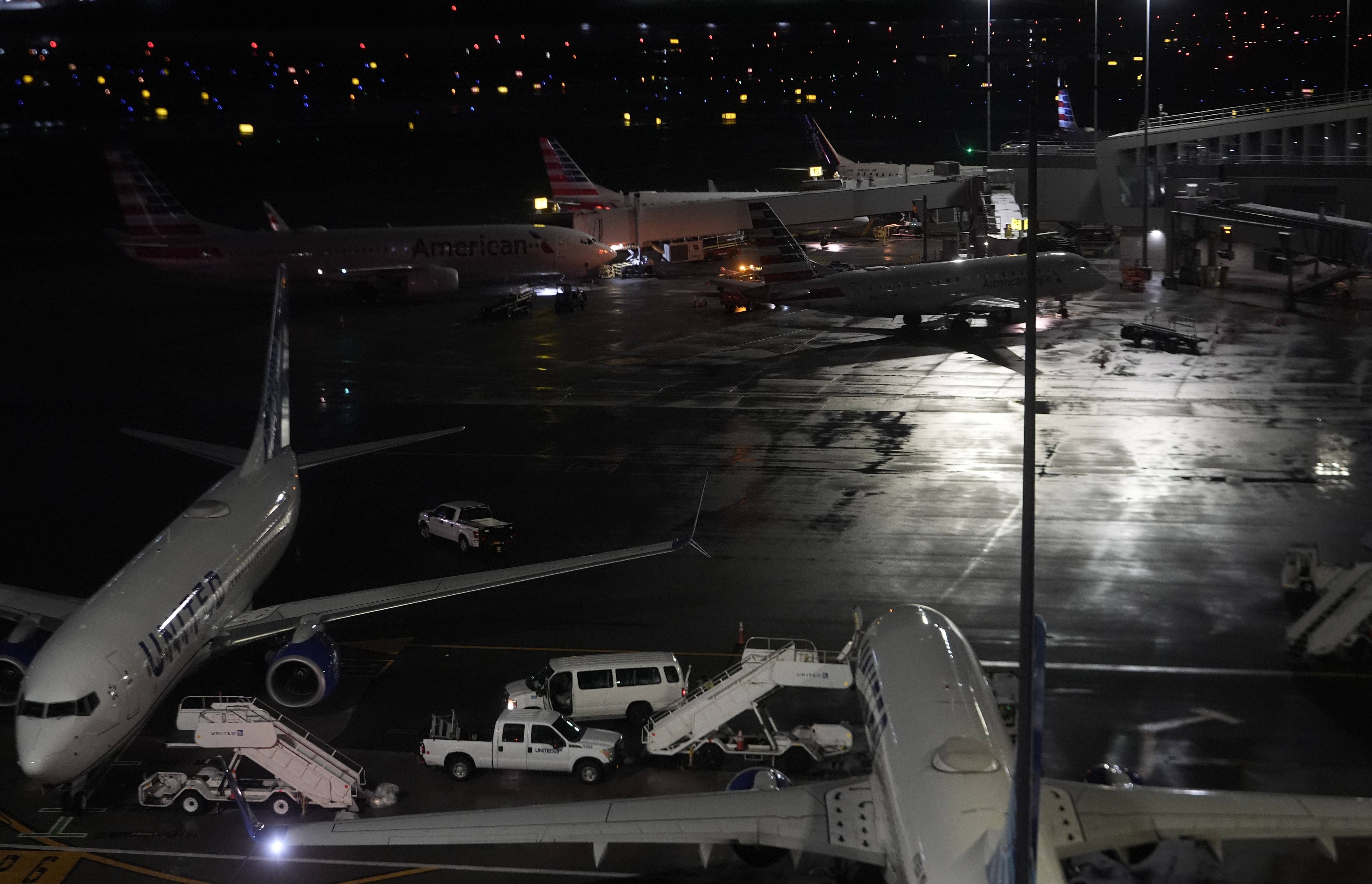 Avião da Air Canada colidiu com camião dos bombeiros no aeroporto LaGuardia