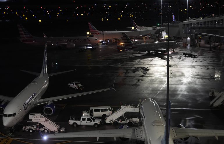 Avião da Air Canada colidiu com camião dos bombeiros no aeroporto LaGuardia