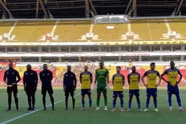 Árbitros e Petro perfilados no 11 de Novembro, mas jogo não começou por ausência do 1.º de Agosto. Uma «bomba» que abala Angola