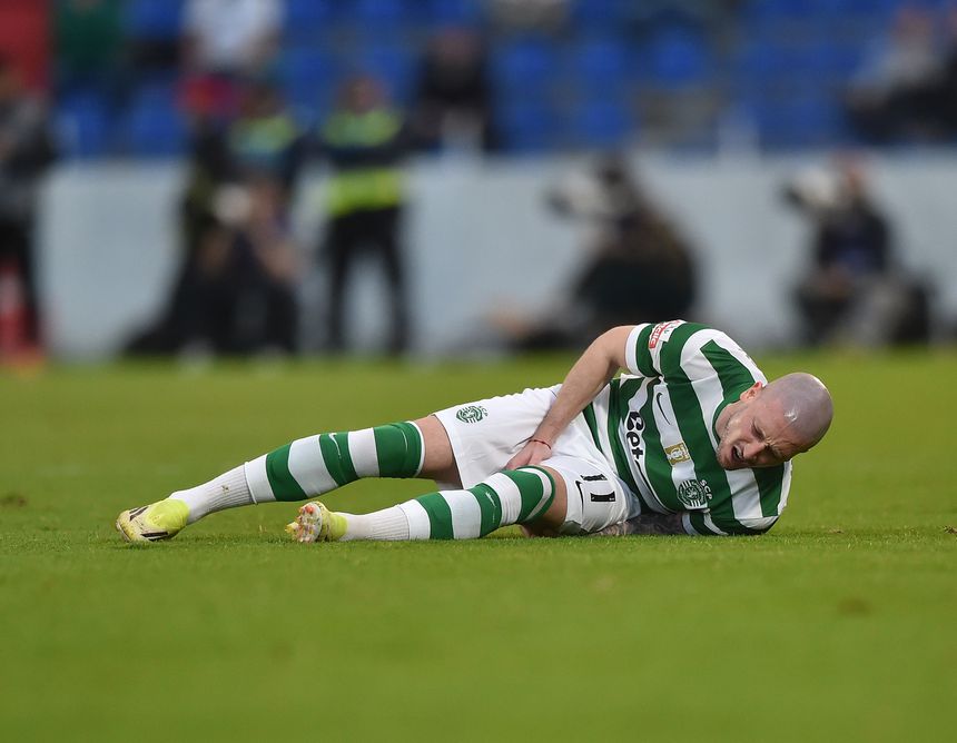 Nuno Santos ficou no chão agarrado à coxa esquerda para desespero de todos - Foto: Miguel Nunes