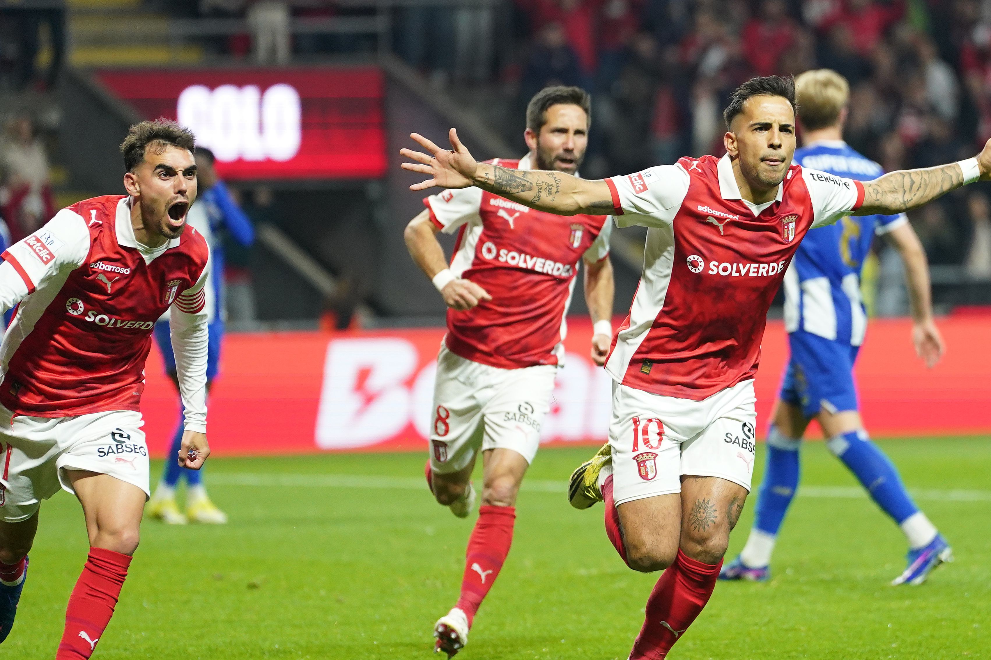 A pontaria do sul-americano na marca dos 11 metros ainda deu esperanças, mas a vantagem fugiu - Foto: Hugo Delgado/LUSA