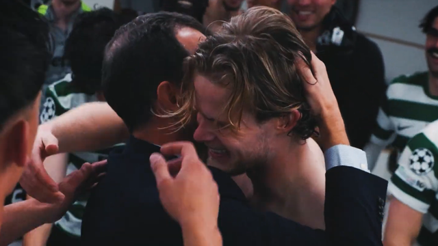 Frederico Varandas no balneário de Alvalade a abraçar o capitão Hjulmand depois da 'remontada' europeia - Foto: SPORTING CP