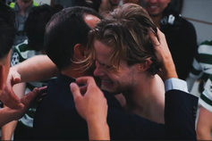 Frederico Varandas no balneário de Alvalade a abraçar o capitão Hjulmand depois da 'remontada' europeia - Foto: SPORTING CP