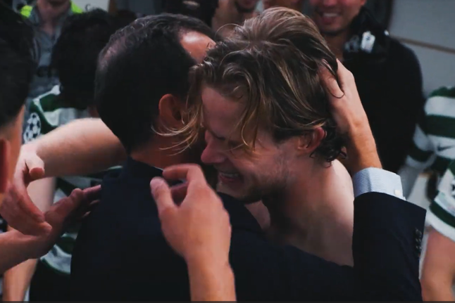 Frederico Varandas no balneário de Alvalade a abraçar o capitão Hjulmand depois da 'remontada' europeia - Foto: SPORTING CP