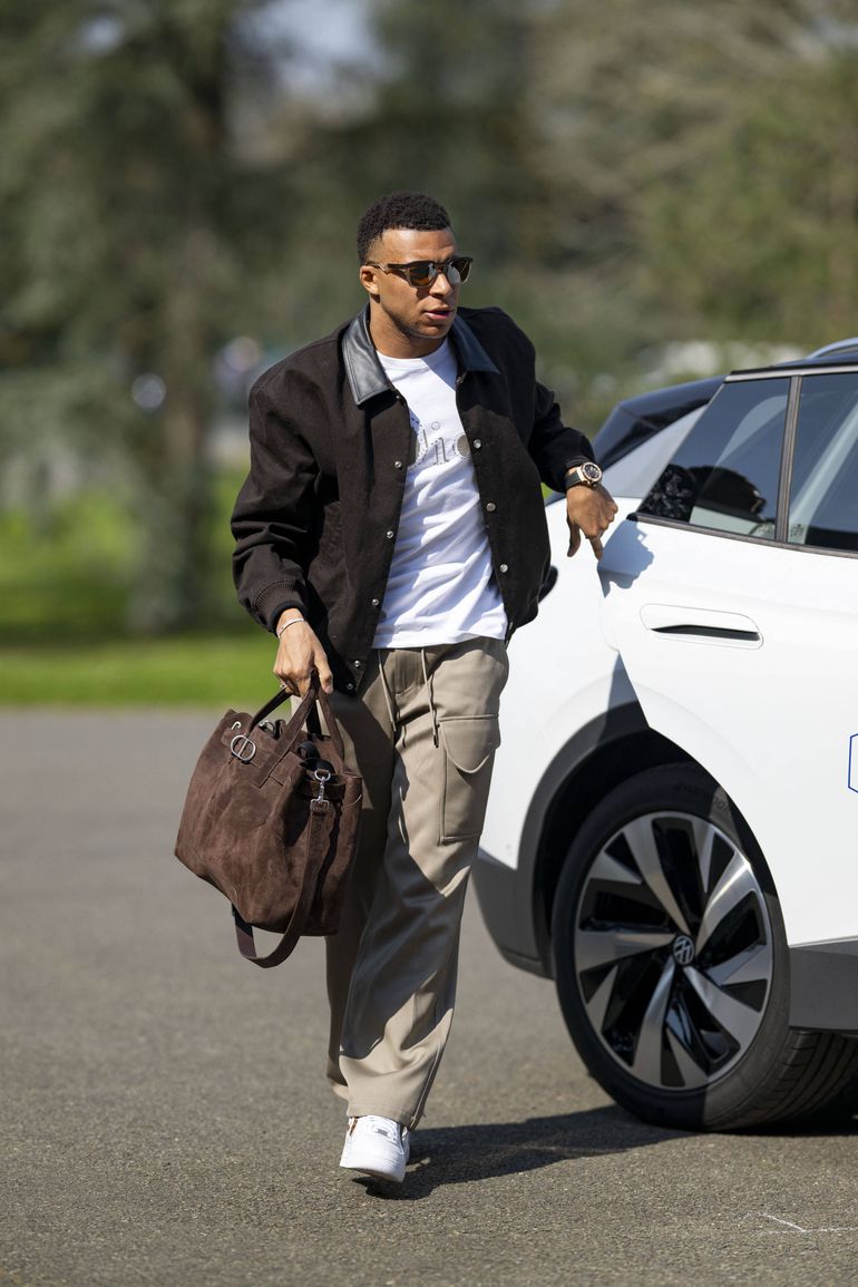 Mbappé na chegada a Clairefontaine