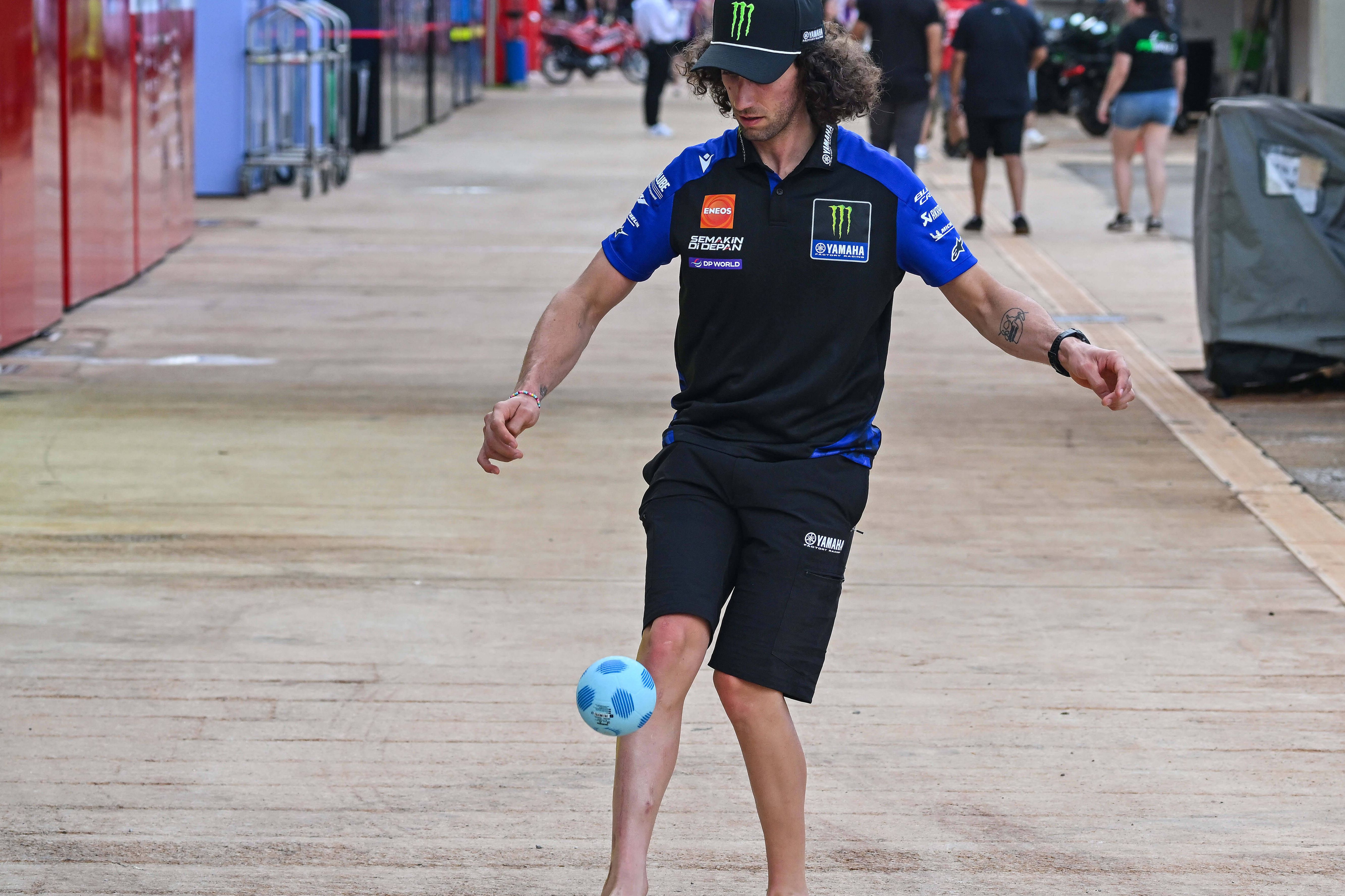 Álex Rins (Yamaha) num momento de descontração no GP do Brasil que se realizou em Goiania. IMAGO