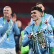 Phil Foden festeja a conquista da Taça da Liga inglesa frente ao Arsenal