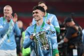 Phil Foden festeja a conquista da Taça da Liga inglesa frente ao Arsenal