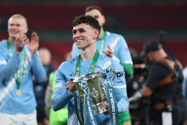 Phil Foden festeja a conquista da Taça da Liga inglesa frente ao Arsenal