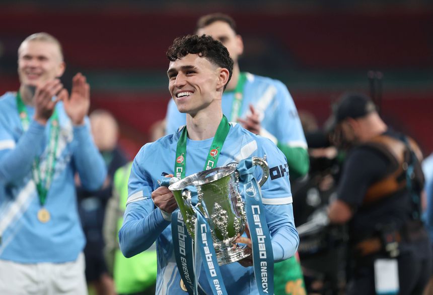 Phil Foden festeja a conquista da Taça da Liga inglesa frente ao Arsenal
