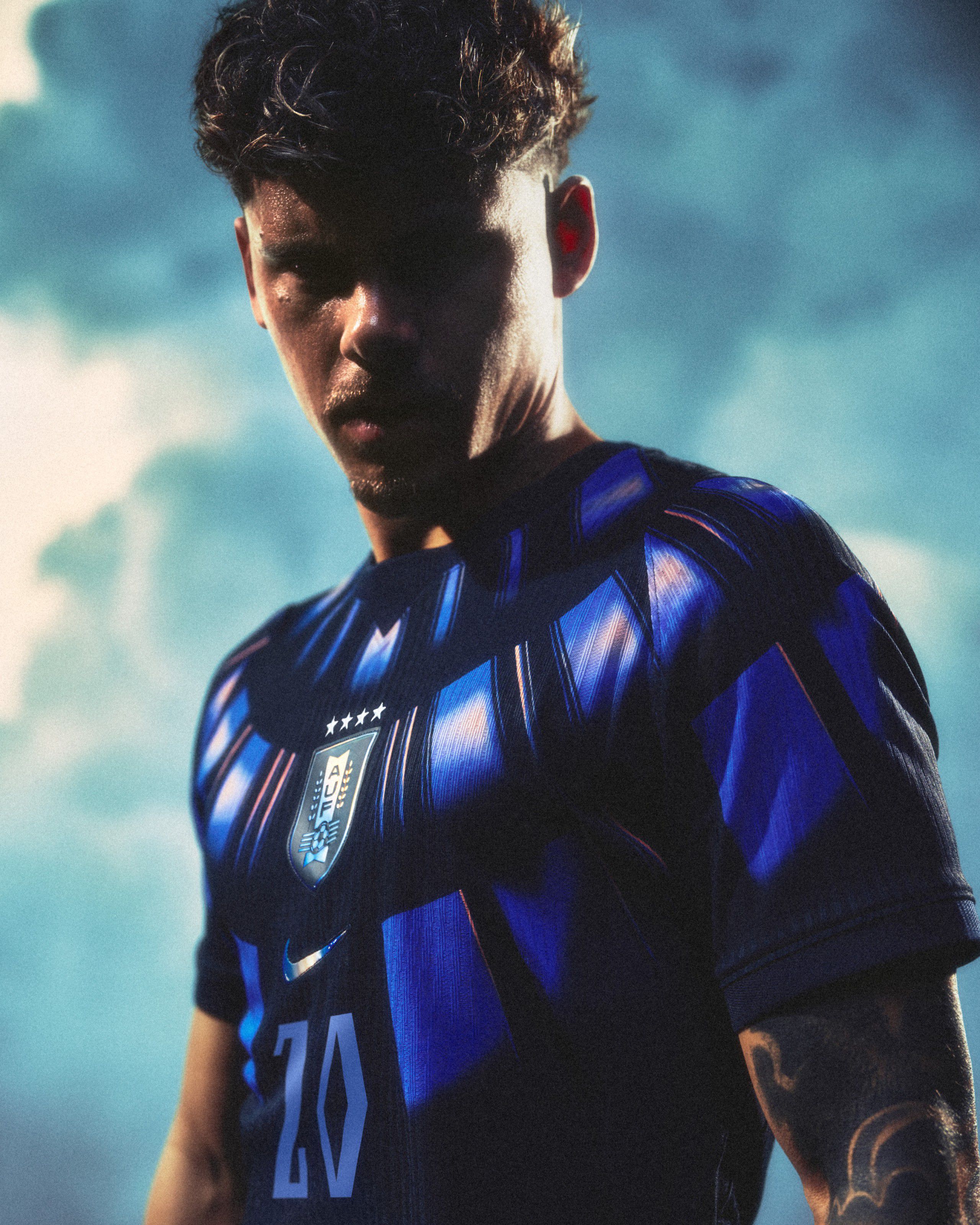 Maxi Araújo com o equipamento alternativo do Uruguai - Nike