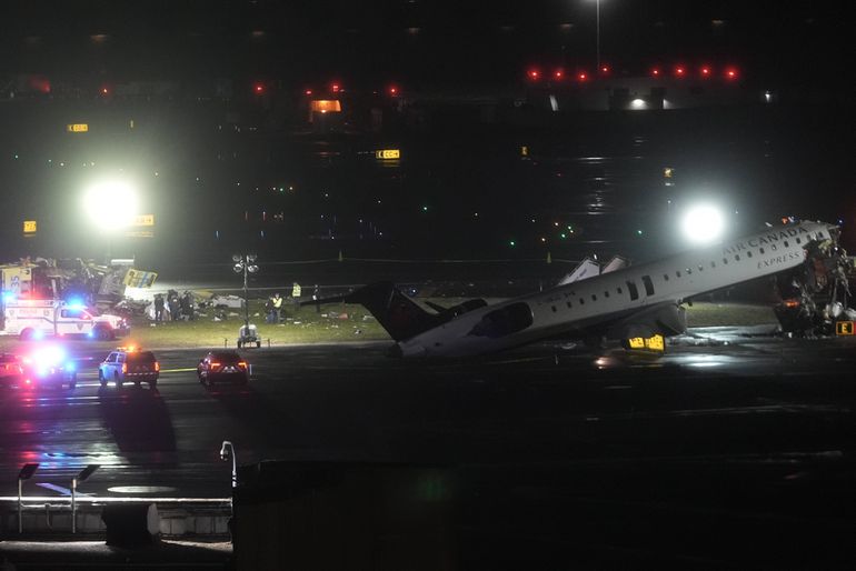 Avião da Air Canada colidiu com camião dos bombeiros no aeroporto LaGuardia