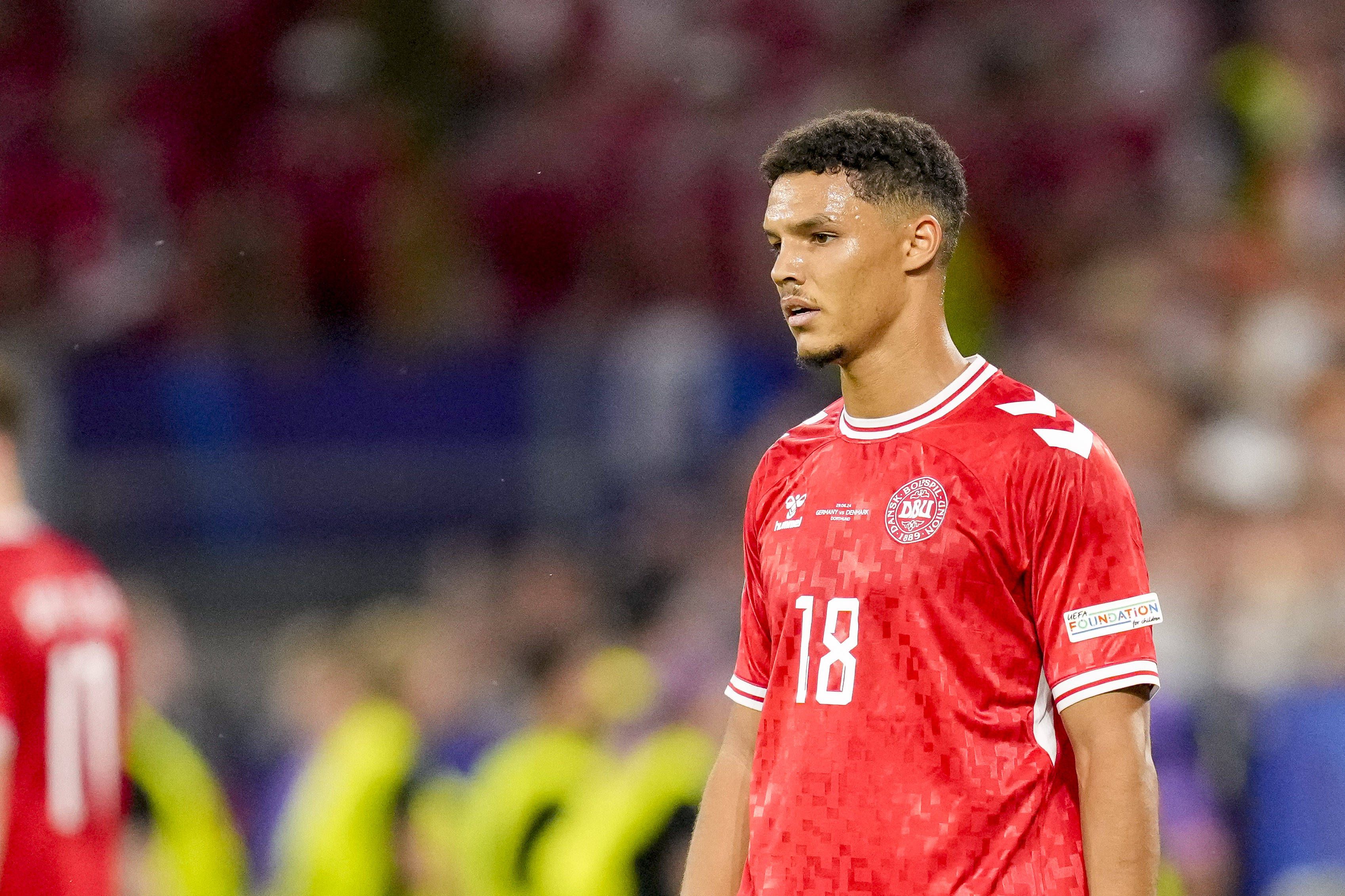 Alexander Bah voltou à seleção após ausência por lesão, mas não conseguiu ajudar a levar a Dinamarca ao Campeonato do Mundo