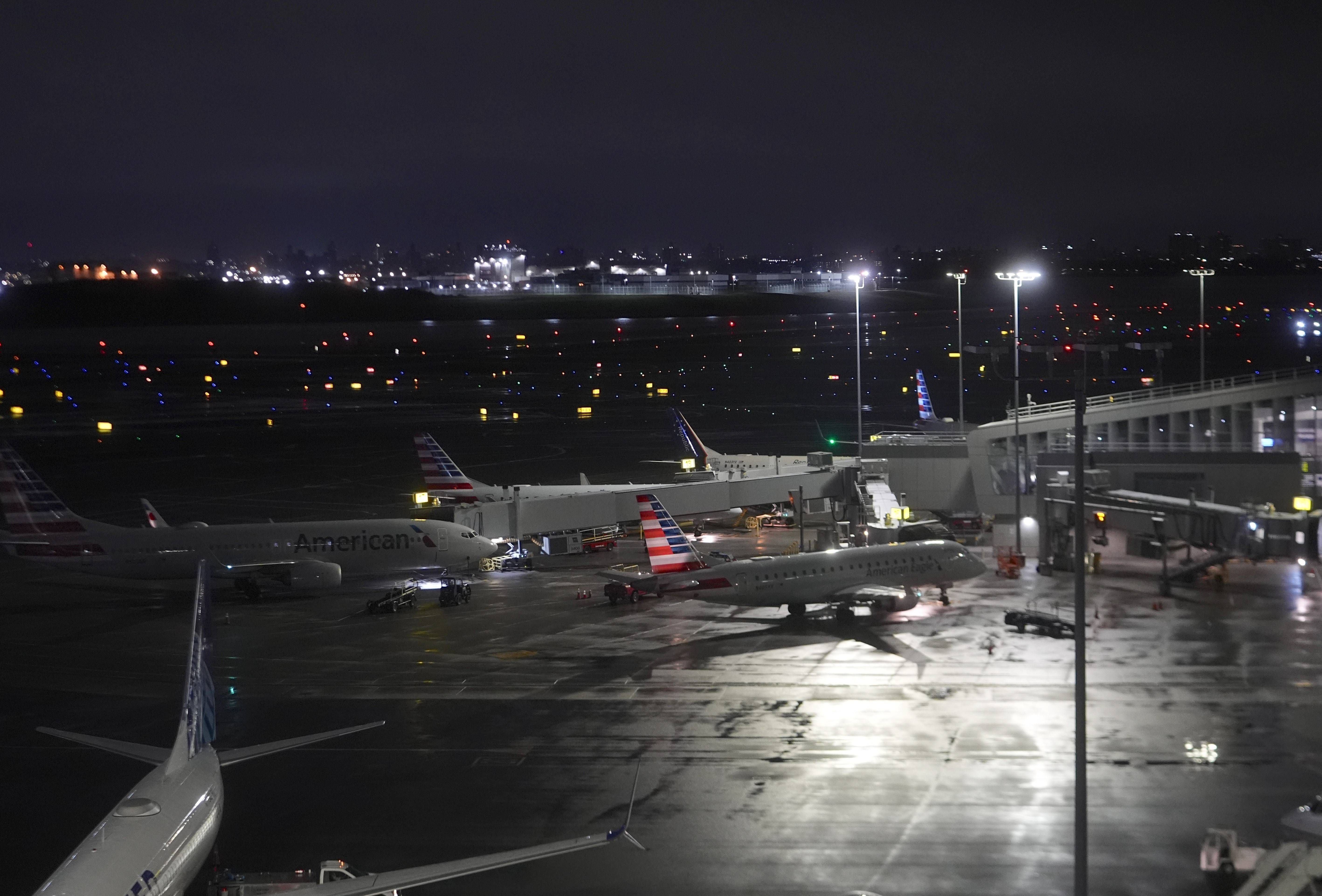 Avião da Air Canada colidiu com camião dos bombeiros no aeroporto LaGuardia