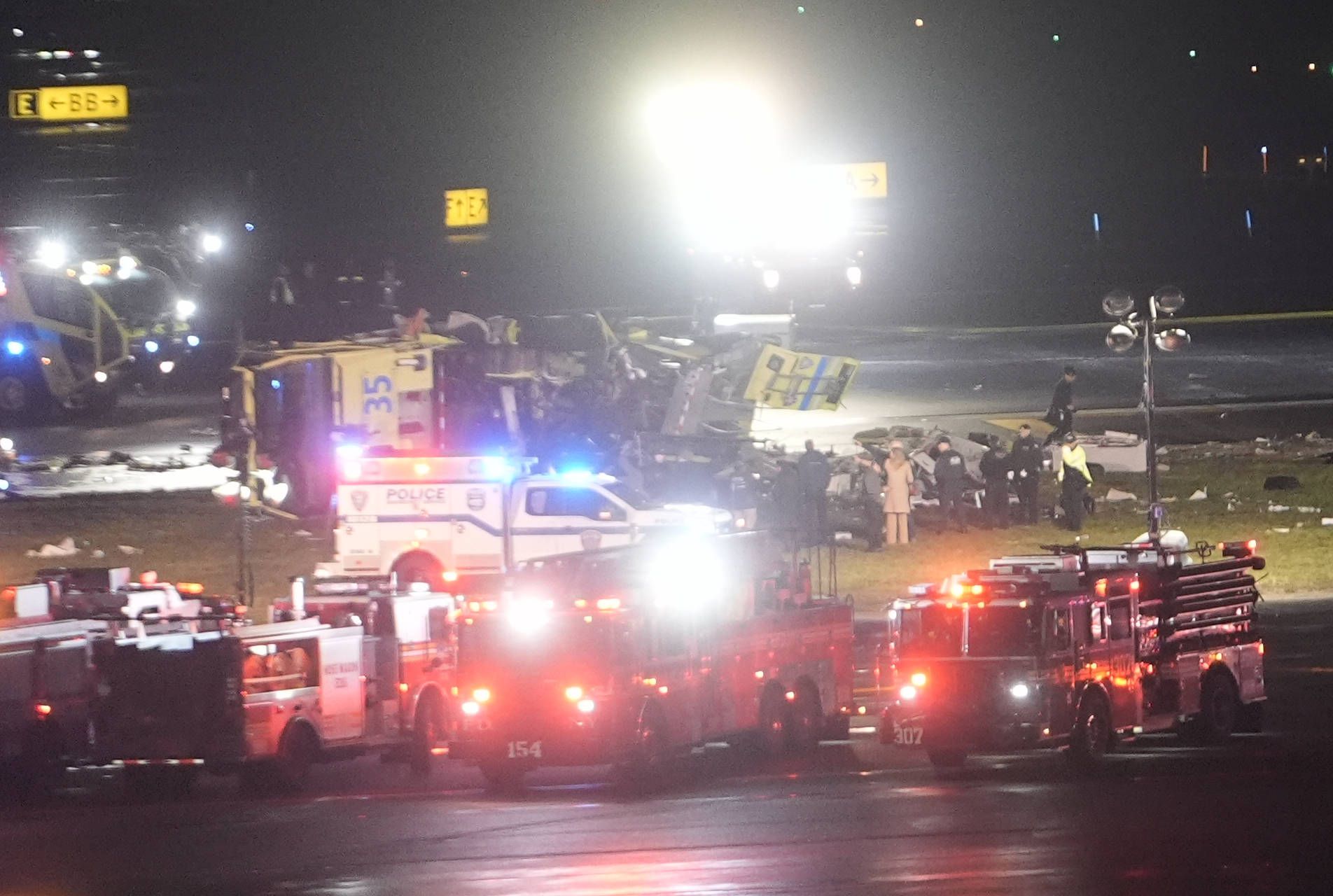 Avião da Air Canada colidiu com camião dos bombeiros no aeroporto LaGuardia