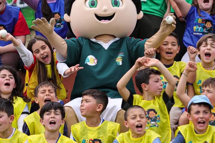 Centenas de crianças festejaram o Dia do Pai de forma emocionante no Porto. Foto D. R.