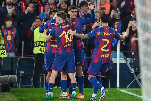 Marc Bernal a festejar o golo no Barcelona ao Newcastle na Champions com João Cancelo