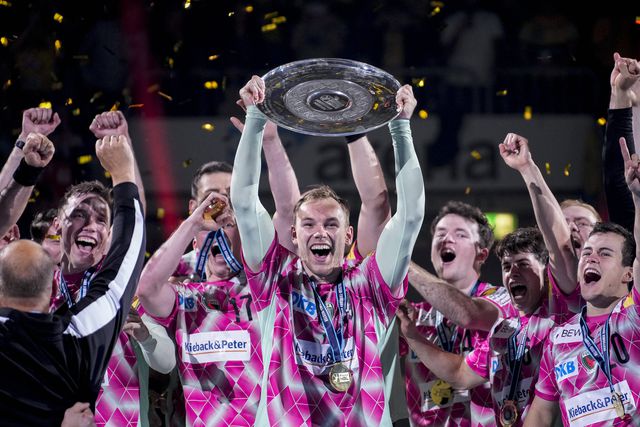 Mathias Gidsel com o troféu da Bundesliga ganha pelo Fuchse Berlin em 2024/25 (IMAGO)