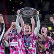 Mathias Gidsel com o troféu da Bundesliga ganha pelo Fuchse Berlin em 2024/25 (IMAGO)