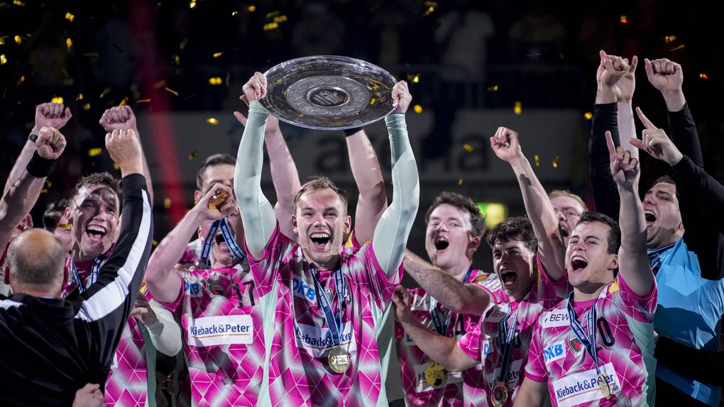 Mathias Gidsel com o troféu da Bundesliga ganha pelo Fuchse Berlin em 2024/25 (IMAGO)