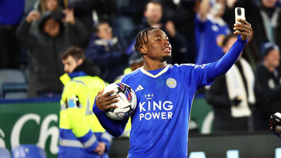 Leicester reforça a liderança com hat-trick e assistência de Fatawu