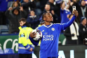Leicester reforça a liderança com hat-trick e assistência de Fatawu