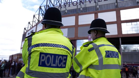 Dois jogadores da Premier League presos por suspeitas de agressão sexual