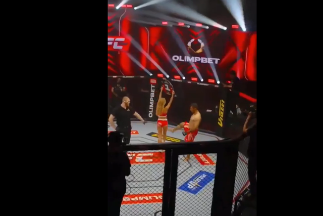 Lutador de MMA banido após dar pontapé a 'ring girl' (vídeos)