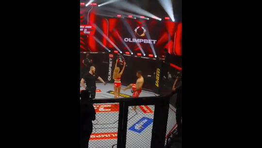 Lutador de MMA banido após dar pontapé a 'ring girl' (vídeos)