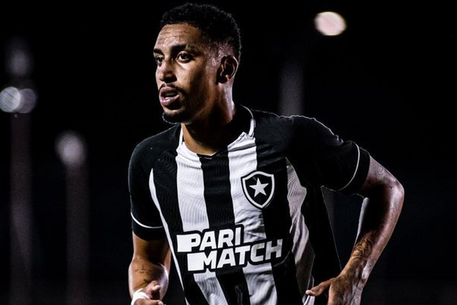 Médio afastado pelo Botafogo após acusação de violência doméstica