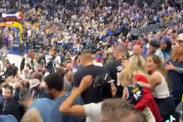 Irmão de Nikola Jokic agride adepto na bancada