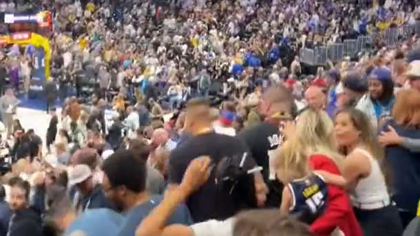 Irmão de Nikola Jokic agride adepto na bancada