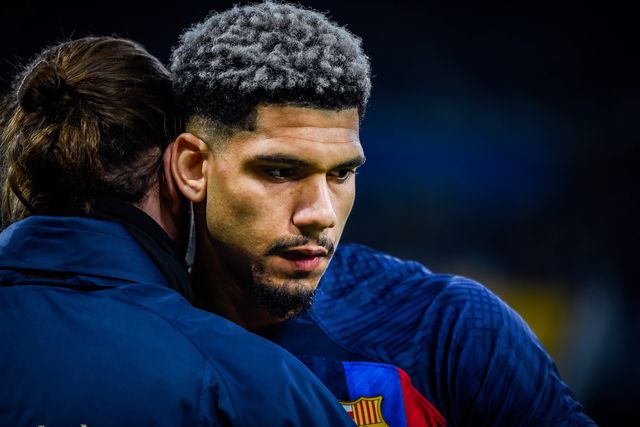 Ronald Araújo equaciona sair do Barcelona