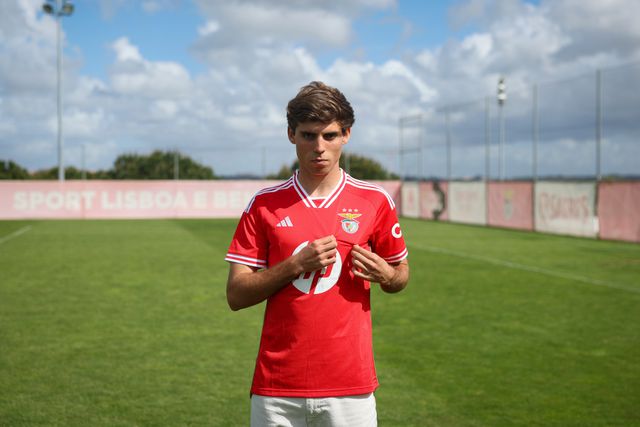 Benfica renova com médio