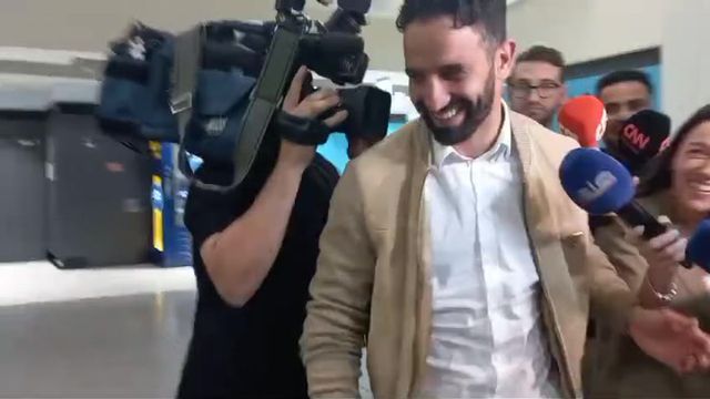 Muitos sorrisos, uma gargalhada, mas nem uma palavra no regresso de Amorim a Portugal