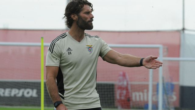 O momento em que adjunto de Schmidt cospe para o chão a olhar para os adeptos