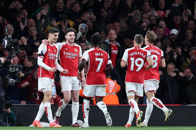 Arsenal humilha Chelsea e mantém liderança à condição