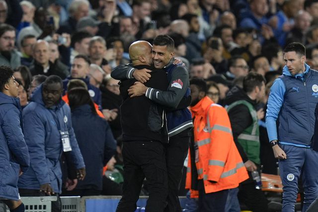 Guardiola festeja vitória com Rodri